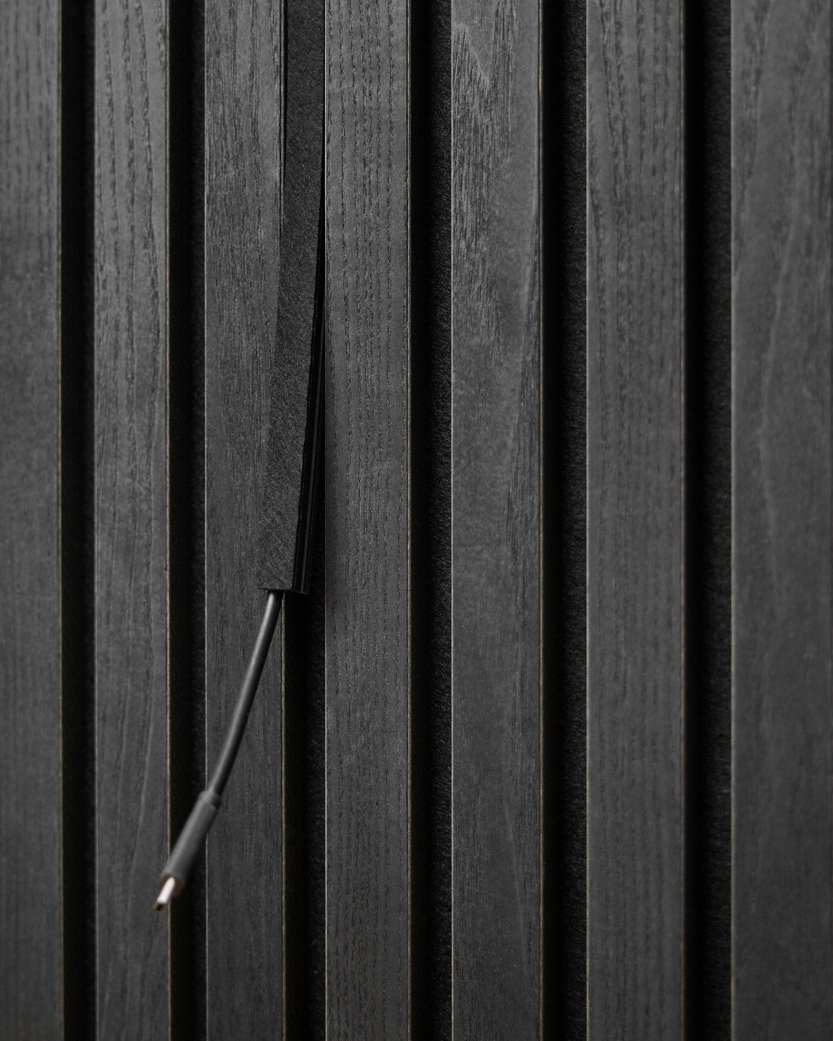 El Pop-on Cable Cover Dupps (Black, 3 piezas) de WoodUpp oculta los cables entre los listones Akupanel Panel acústico para lograr un aspecto ordenado e integrado.